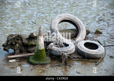 Flotsam e jetsam che mostra ad alta marea sul fiume Leven. Foto Stock