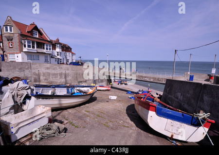 Barche di granchio tirato fino a Sheringham sulla Costa North Norfolk. Foto Stock