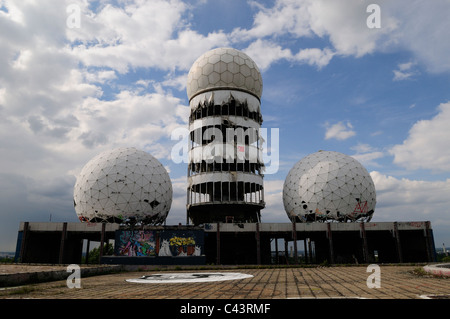 Teufelsberg è un abbandono della stazione radar nella periferia di Berlino, originariamente utilizzata per la guerra fredda è ormai abbandonato. Foto Stock