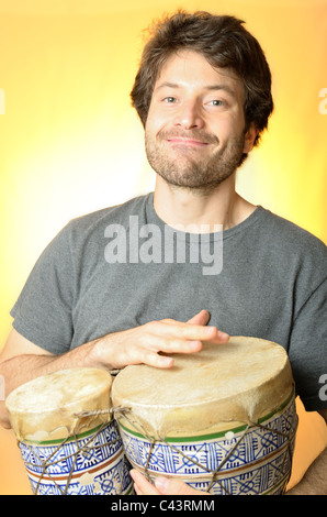 Ragazzo giocando bongos Foto Stock