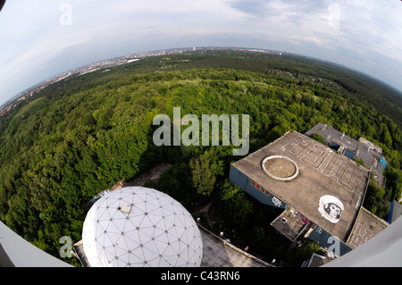 Teufelsberg è un abbandono della stazione radar nella periferia di Berlino, originariamente utilizzata per la guerra fredda è ormai abbandonato. Foto Stock