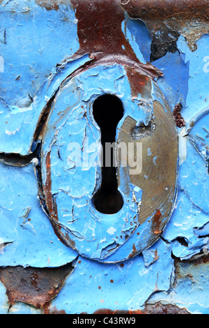 Strati di weathered e peeling vernice blu su una vecchia serratura della porta Foto Stock