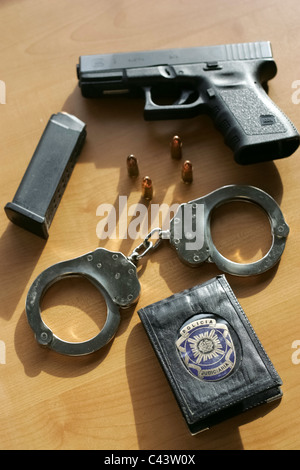 Il portoghese Polícia Judiciária badge, pistola e manette Foto Stock