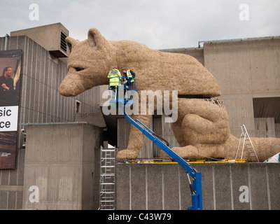 Un gigante di paglia fox è costruito presso il South Bank Centre di Londra per celebrare il sessantesimo anniversario del festival della Gran Bretagna Foto Stock