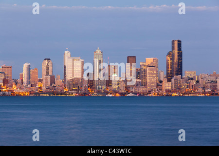 Seattle Skyline da Alki spiaggia al tramonto, STATI UNITI D'AMERICA Foto Stock