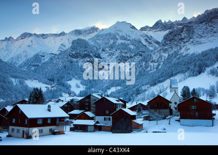 Elm, Svizzera, Europa, Canton Glarona, villaggio, case, case, chiesa, inverno, neve montagne Foto Stock