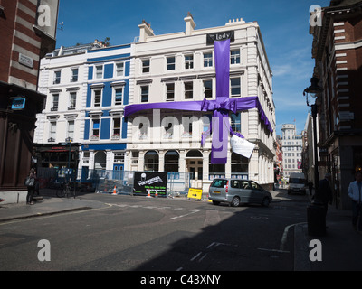 Un gigante viola bow decora gli uffici della signora rivista in Bedford Street, Covent Garden, Londra Foto Stock