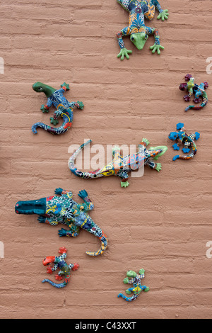 Animali colorati visualizzati sul muro di questo negozio di ceramica nell'arte colonia di Tubac, Arizona. Foto Stock