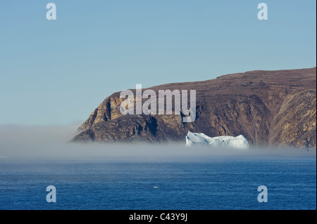 La Groenlandia, Europa, Dundas, costa ovest, nord-ovest della costa, Thule, commerciale post, ex, rocce, scogliere, iceberg, mare, nebbia, scener Foto Stock