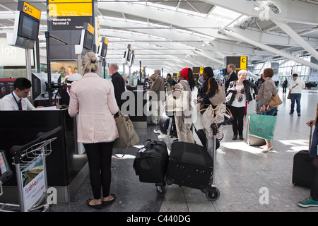 BA Check-in coda - Terminal 5 - Aeroporto di Heathrow - Londra Foto Stock