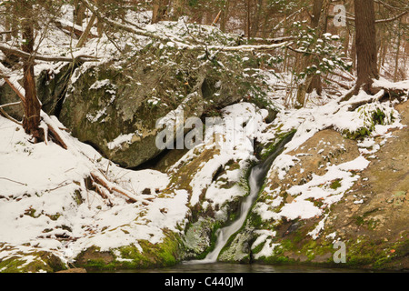 Inverno cascata, Mill rebbio Trail, vicino Appalachian Trail, Parco Nazionale di Shenandoah, Virginia, Stati Uniti d'America Foto Stock