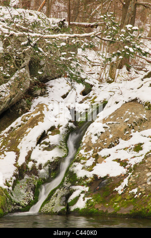 Inverno cascata, Mill rebbio Trail, vicino Appalachian Trail, Parco Nazionale di Shenandoah, Virginia, Stati Uniti d'America Foto Stock