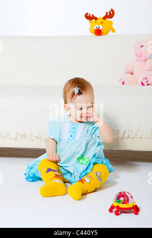 Sweet Baby ragazza seduta sul pavimento Foto Stock