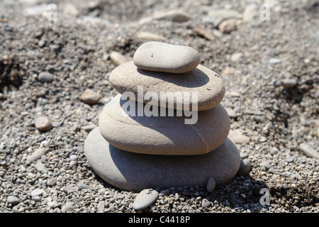 Pyramid costruito in pietra sulla spiaggia Foto Stock
