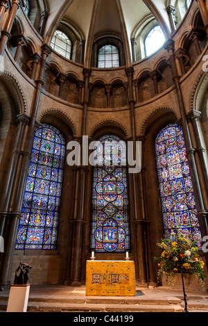 Inghilterra, Cattedrale di Canterbury. Interno. Altra nella trinità cappella, con tre torreggianti vetrate dietro. HDR Foto Stock