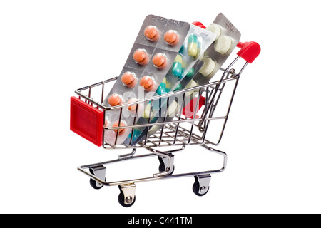 Pillole in carrello raffigurante l'acquisto di medicinali isolati su sfondo bianco Foto Stock