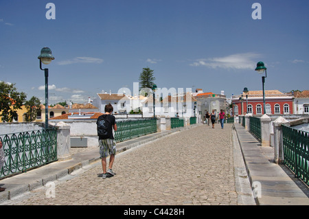 Ponte romano sul fiume Gilao, Tavira, Regione dell'Algarve, Portogallo Foto Stock