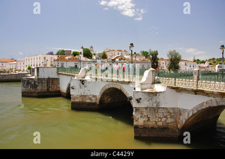 Ponte romano sul fiume Gilao, Tavira, Regione dell'Algarve, Portogallo Foto Stock