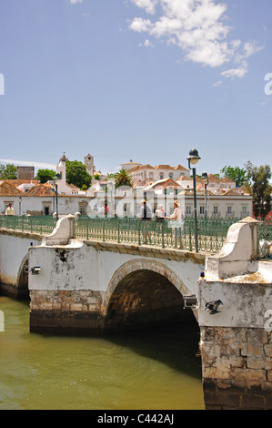 Ponte romano sul fiume Gilao, Tavira Tavira comune, distretto di Faro, regione di Algarve, PORTOGALLO Foto Stock