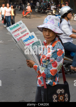 Venditore di giornali, Hanoi Vietnam Foto Stock