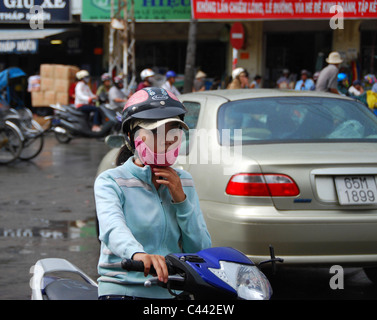 Ragazza di scooter nel traffico, Hanoi Vietnam Foto Stock