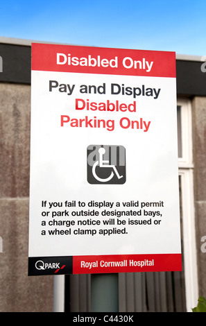 Cartello per disabili solo parcheggio nel parcheggio dell'ospedale Royal Cornwall NHS, Truro Cornwall UK Foto Stock