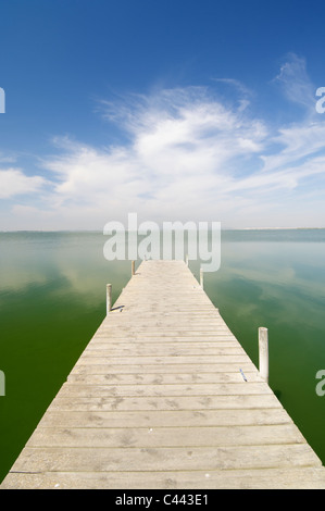 Vista di un molo in legno in Albufera lake, Valencia, Spagna Foto Stock