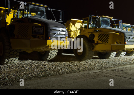 Chiudere fino a Volvo ribaltabile Autocarri a cassone ribaltabile sulla spiaggia di Seaford notte. Usato per la spiaggia erosione o danni provocati dalla tempesta Foto Stock