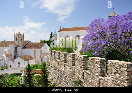 Igreja de Santiago e le mura del Castello, Regione dell'Algarve, Portogallo Foto Stock