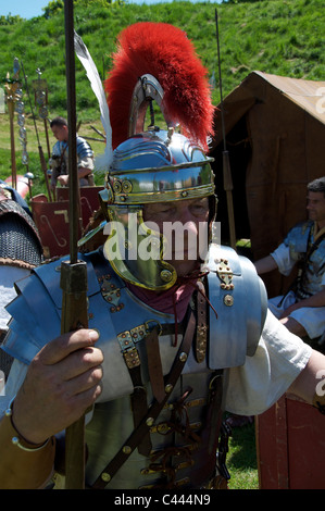 Un soldato romano della gamba ii avg rievocazione storica gruppo durante un display in anelli di maumbury, Dorchester Dorset, Inghilterra, Regno Unito. Foto Stock