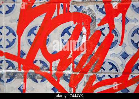 Dettaglio di un tag graffiti sulle piastrelle a motivi geometrici Foto Stock