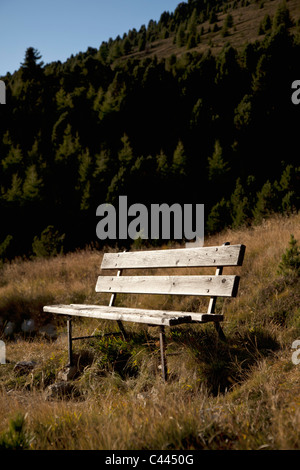 Una panca in legno sedile in una impostazione di montagna Foto Stock