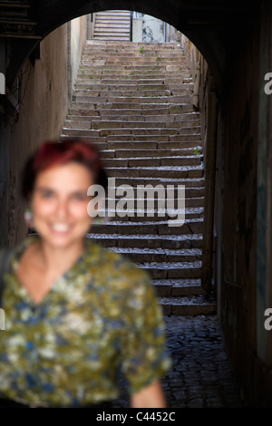 Una donna in un vicolo, concentrarsi sullo sfondo Foto Stock