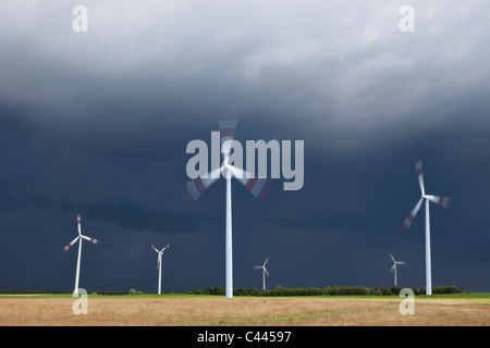 Le turbine eoliche di filatura in un campo Foto Stock