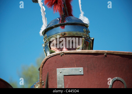 I soldati romani della gamba ii avg rievocazione storica gruppo messo su un display in anelli di maumbury nel Dorchester Dorset, Inghilterra, Regno Unito. Foto Stock