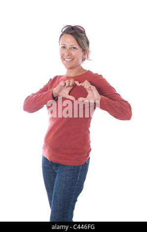 Studio shot, rilascio, cut-out, sfondo bianco, ritratto, donna, gesto, cuore, amore, simbolo, occhiali da sole, pullover, maglione, Foto Stock