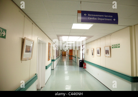 Vuoto ospedale NHS corridoio, il Royal Cornwall Hospital di Truro Cornwall Regno Unito Foto Stock