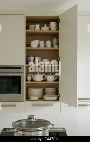 Aprire stoviglie armadio in bianco cucina contemporanea Foto Stock