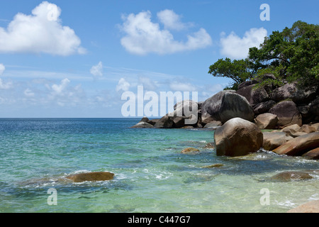 Vista sul mare e una costa rocciosa Foto Stock