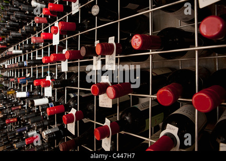 Bottiglie di vino in una cantina Foto Stock