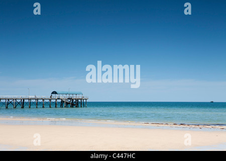 Vista di un molo da una spiaggia di sabbia Foto Stock