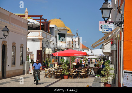 Street cafe nella Città Vecchia, Vila Real de Santo António, distretto di Faro, regione di Algarve, PORTOGALLO Foto Stock