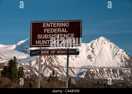 Federale di sussistenza area di caccia, segno, Denali Highway, Alaska, Nord America, scheda, STATI UNITI D'AMERICA, montagne, neve, zona di caccia Foto Stock