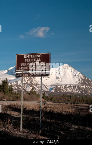 Federale di sussistenza area di caccia, segno, Denali Highway, Alaska, Nord America, scheda, STATI UNITI D'AMERICA, montagne, neve, zona di caccia Foto Stock