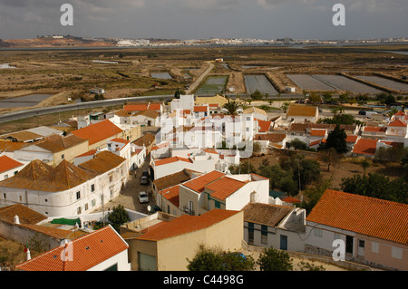 Il Portogallo. Castro Marim. Panoramica con il sale stagni di evaporazione. Foto Stock