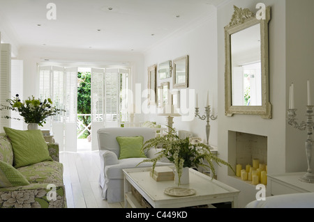 Bello Interno Del Salotto Con Il Camino E Poltrone Immagine Stock -  Immagine di lifestyle, lampada: 201856829