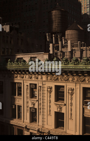 Vecchio stile acqua in legno dei serbatoi di stoccaggio sul tetto di un appartamento di lusso edificio, Manhattan Foto Stock