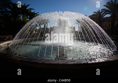 Fontana di acqua al di fuori del casino di MONTECARLO Foto Stock