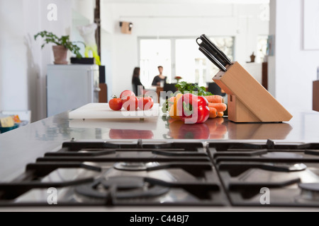 Pomodori, carote e peperoni su un banco di cucina Foto Stock