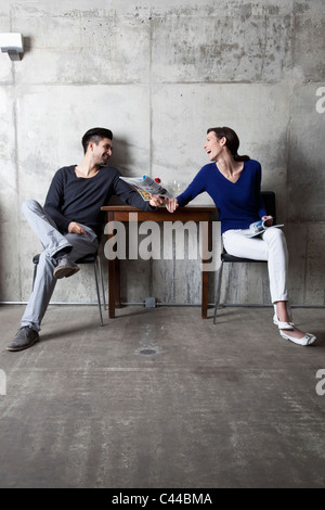 Un giovane che si diverte a cafe Foto Stock